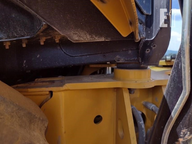 2015-caterpillar-420f-image-30