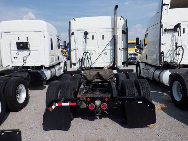 2019-freightliner-cascadia-126-image-7