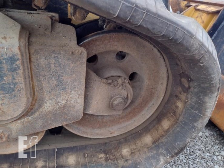 2015-deere-329e-image-32