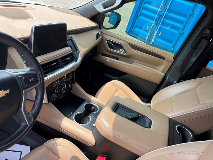 2021-chevrolet-suburban-image-8