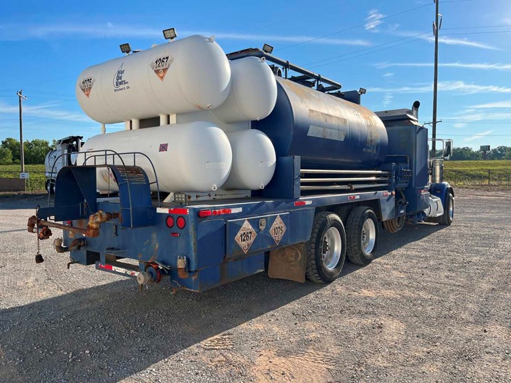 2010-peterbilt-367-image-5
