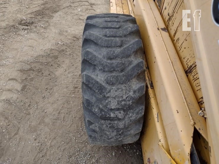 1990-deere-675b-image-17
