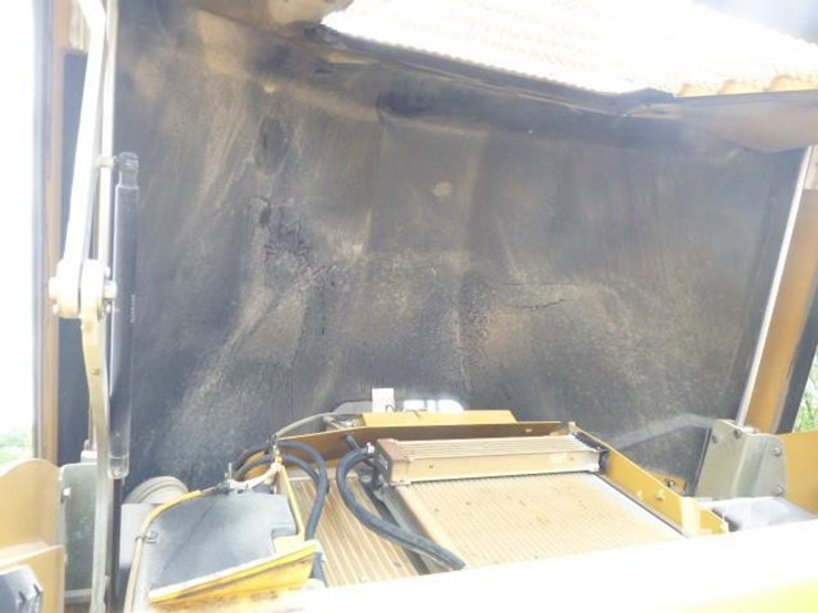 2014-caterpillar-cb64-image-22