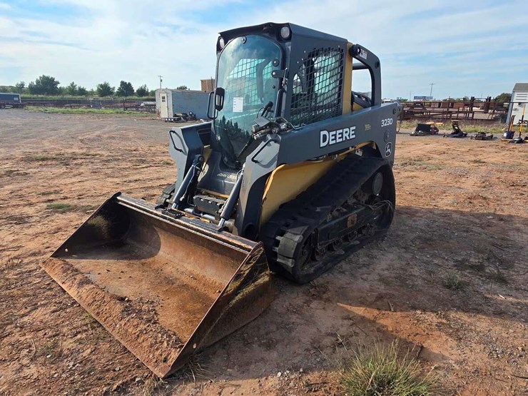 2011-deere-323d-image-16