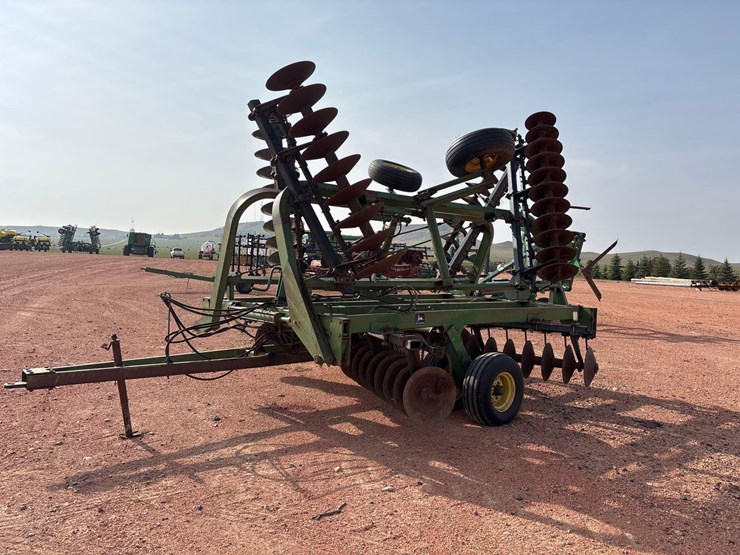 john-deere-235-image-10