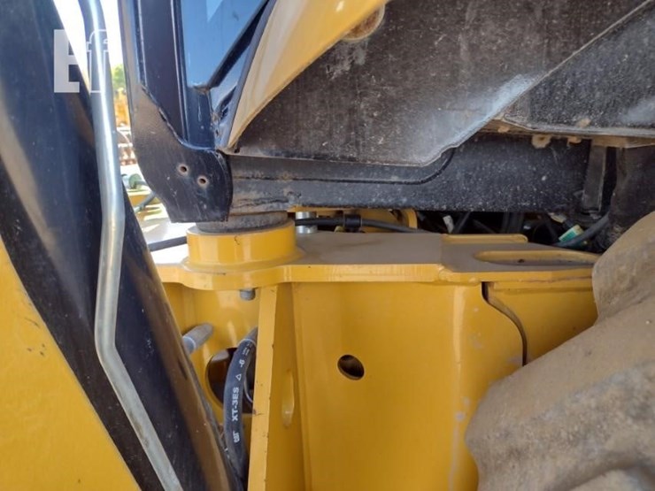 2015-caterpillar-420f-image-28