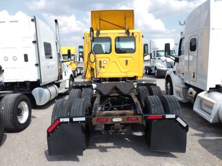 2019-freightliner-cascadia-126-image-9