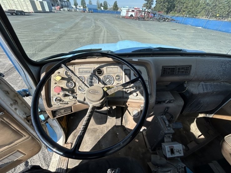 1992-ford-l8000-image-16