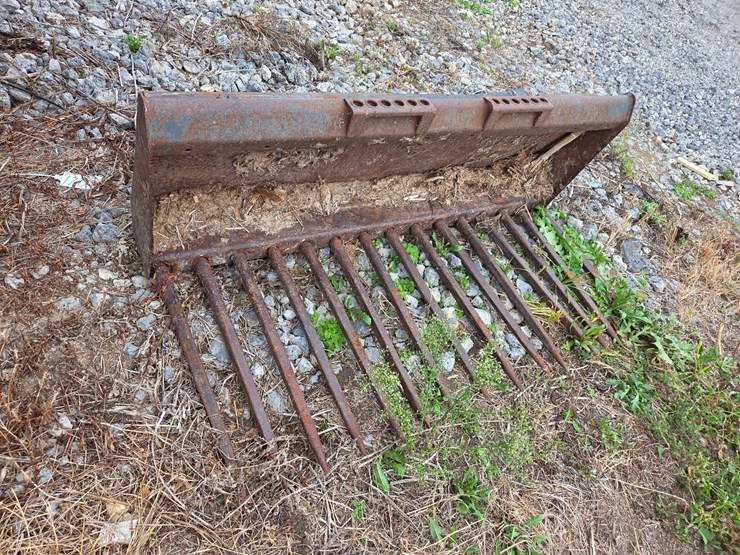 60"-bobcat-manure-bucket-image-2