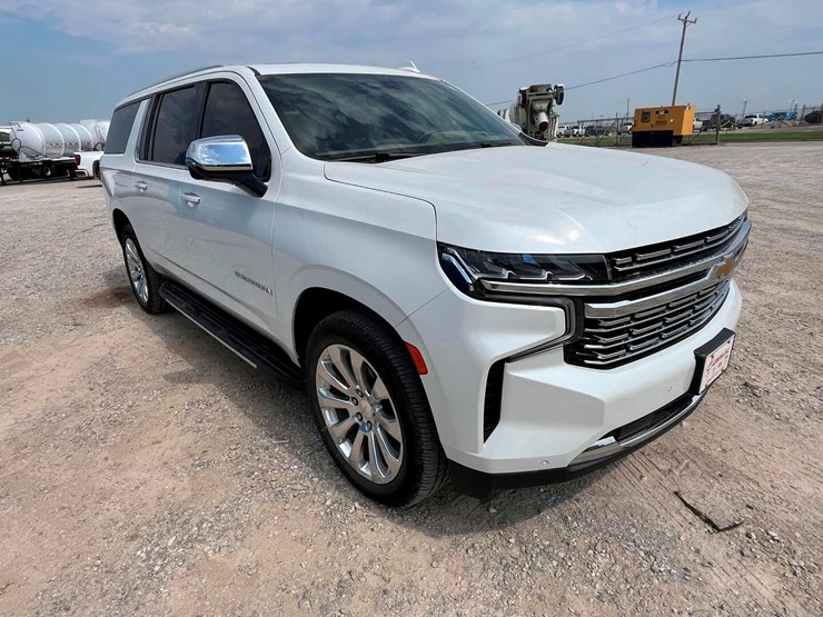 2021-chevrolet-suburban-image-2