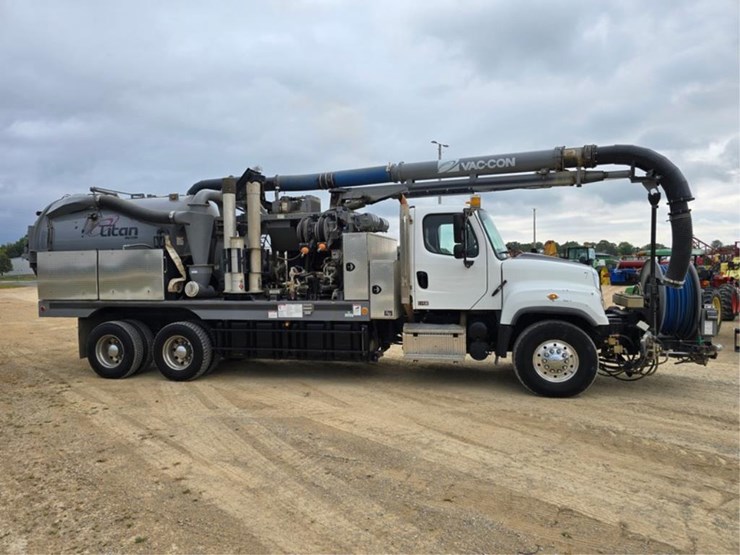 freightliner-114sd-image-8