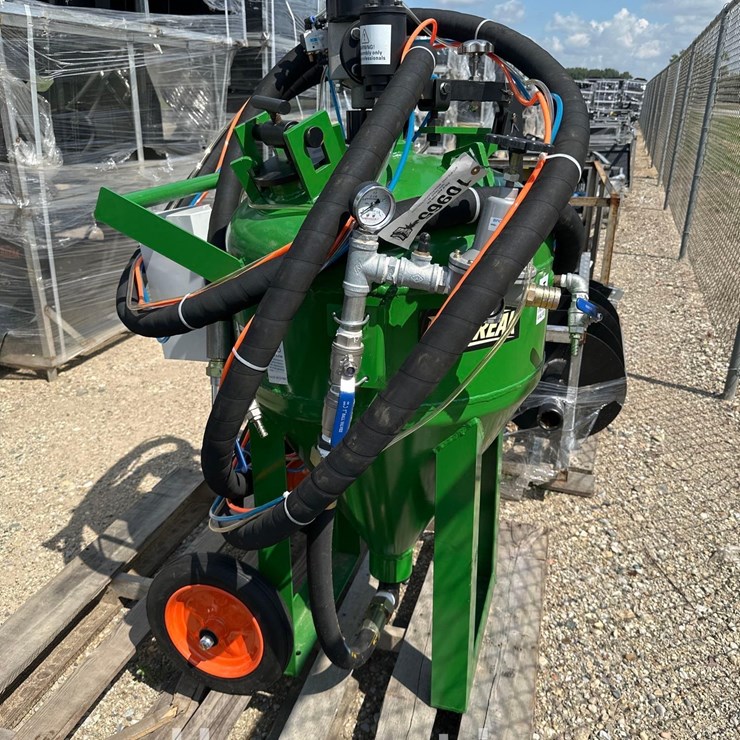 30L SAND BLASTING MACHINE