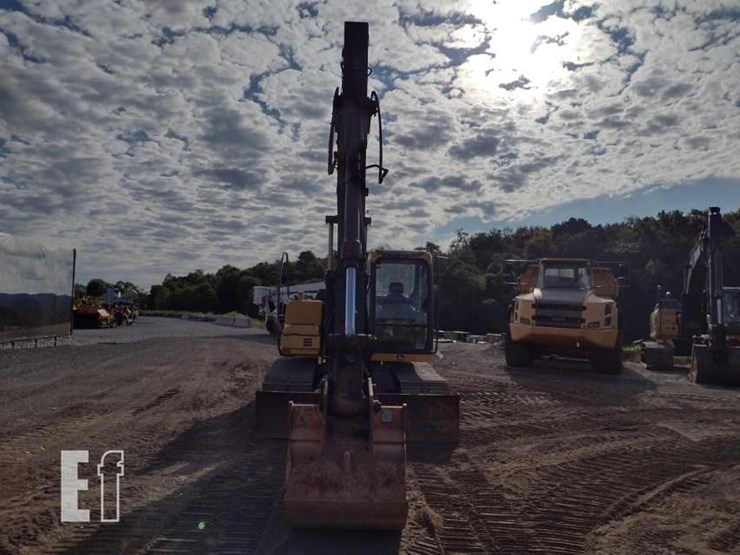 2010-deere-120d-image-2