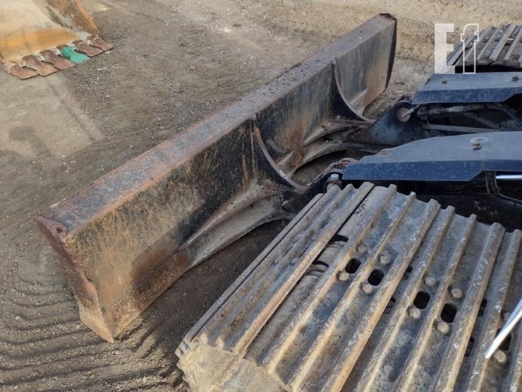 2010-deere-120d-image-24