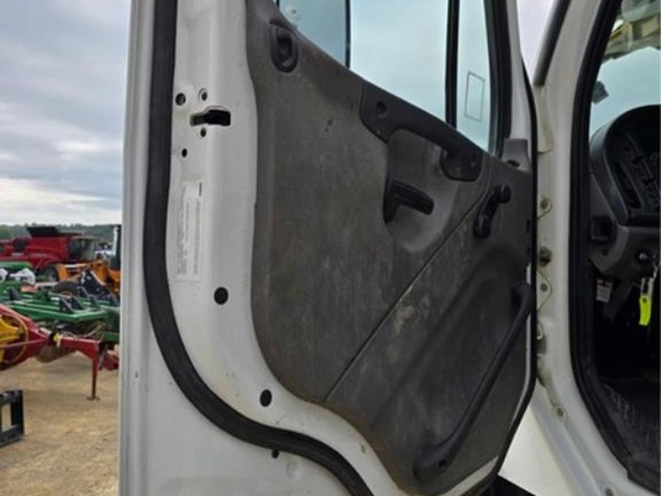 freightliner-114sd-image-49