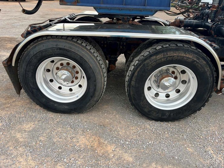 2013-kenworth-t800-image-18