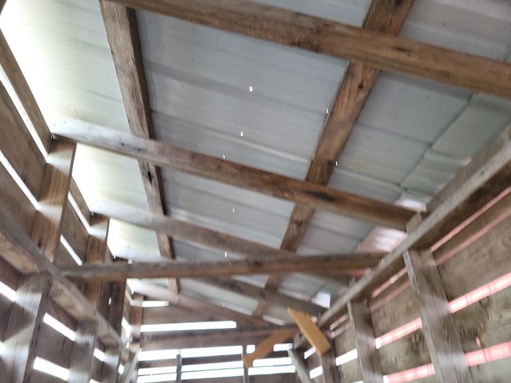 wood-corn-crib-w/steel-roof-image-11