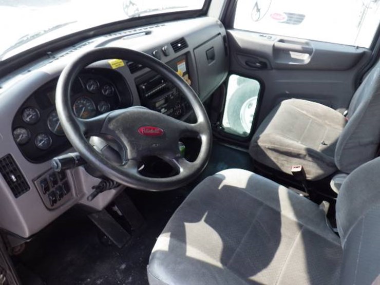 2017-peterbilt-337-image-12
