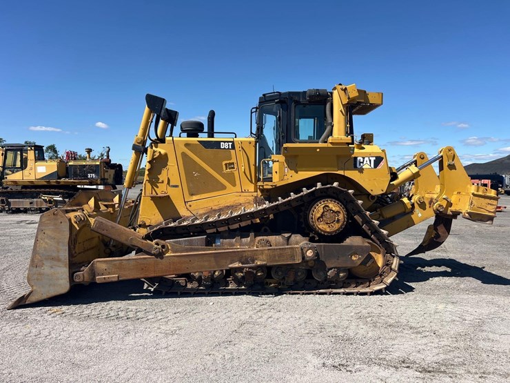 2012-caterpillar-d8t-image-1