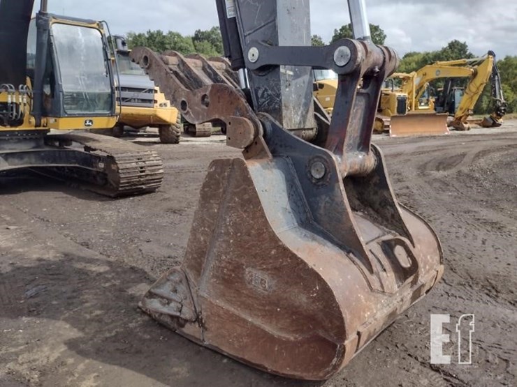 2021-deere-250g-lc-image-18