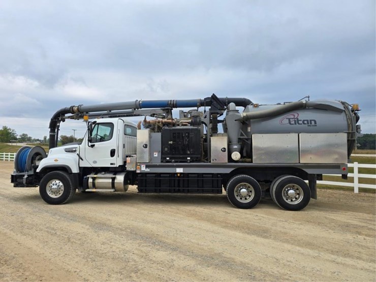 freightliner-114sd-image-2