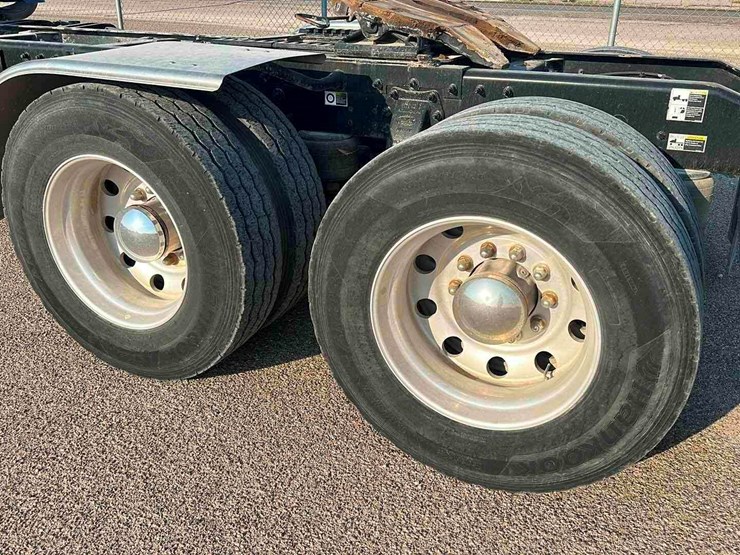 2013-peterbilt-367-image-4