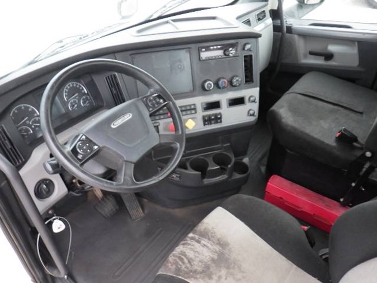 2018-freightliner-cascadia-126-image-9