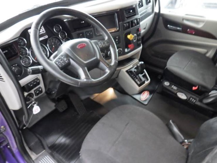 2018-peterbilt-579-image-11