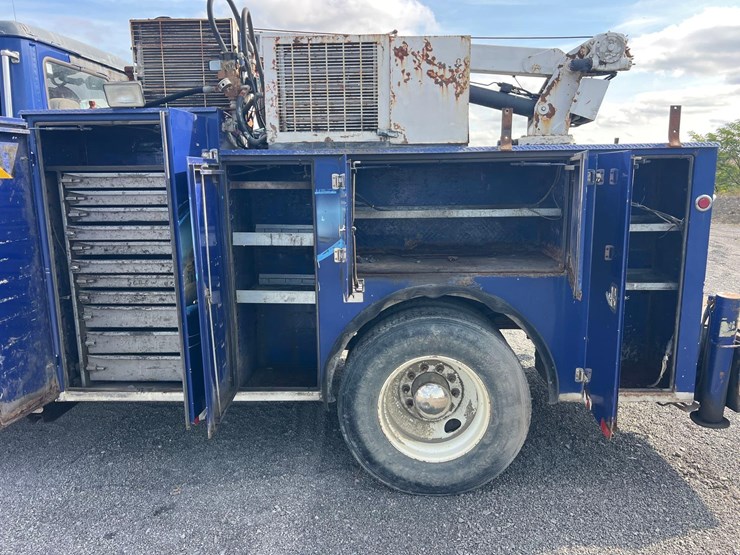 2002-freightliner-fl80-image-7