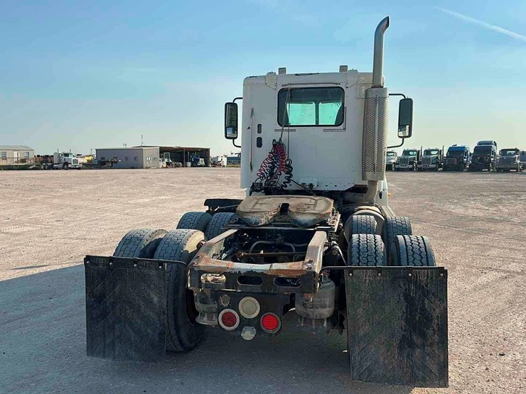 2004-freightliner-columbia-image-4