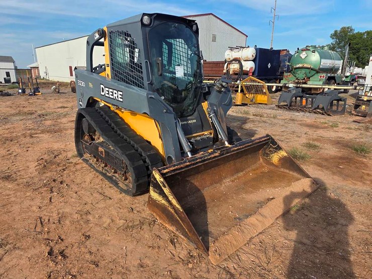 2011-deere-323d-image-9