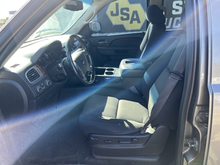 2014-chevrolet-suburban-image-23