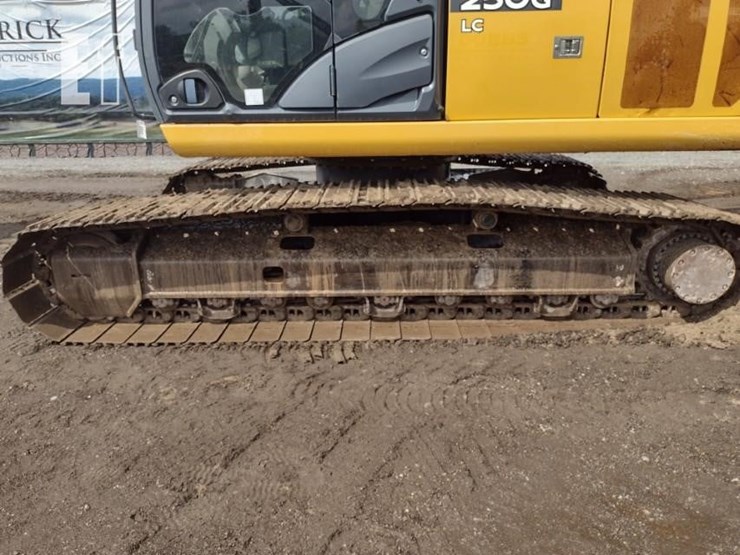2021-deere-250g-lc-image-32