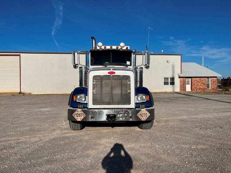 2010-peterbilt-367-image-2