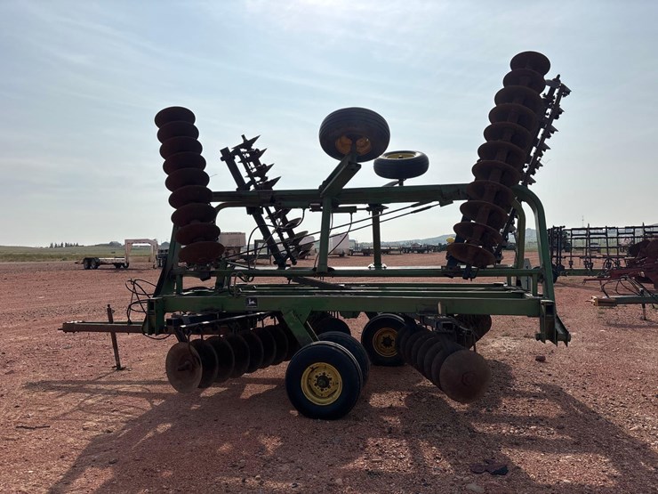 john-deere-235-image-9