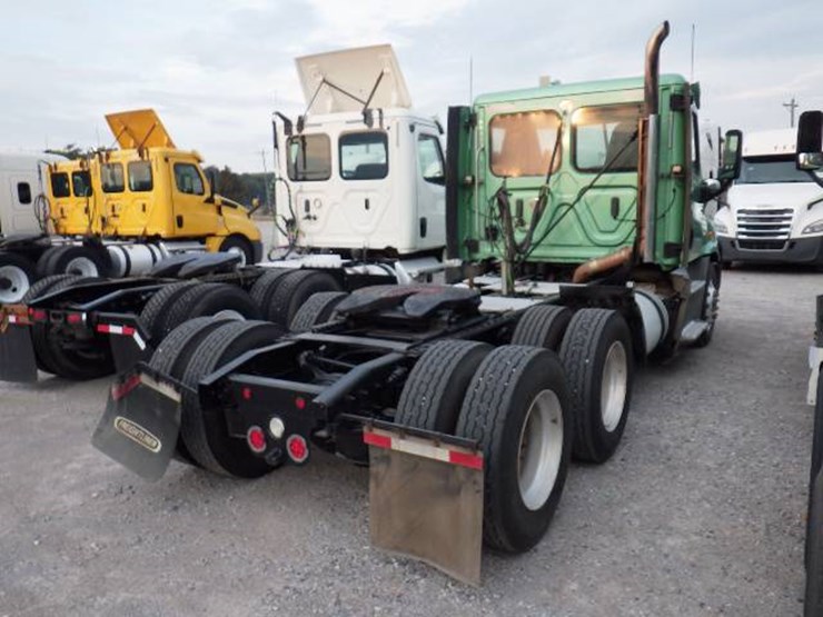 2019-freightliner-cascadia-113-image-4