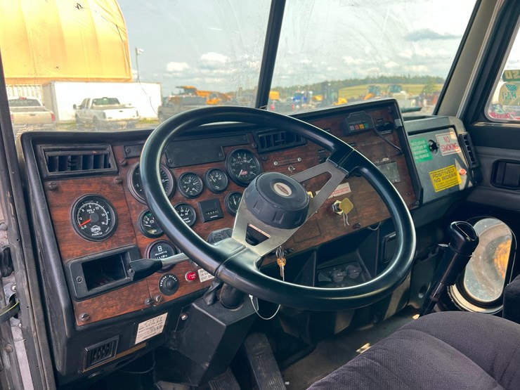 1999-peterbilt-378-image-21