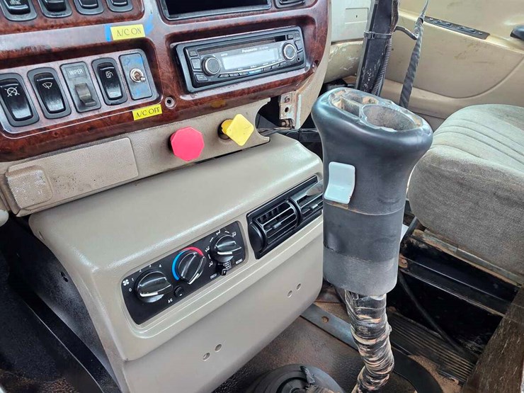 2001-mack-ch613-image-23