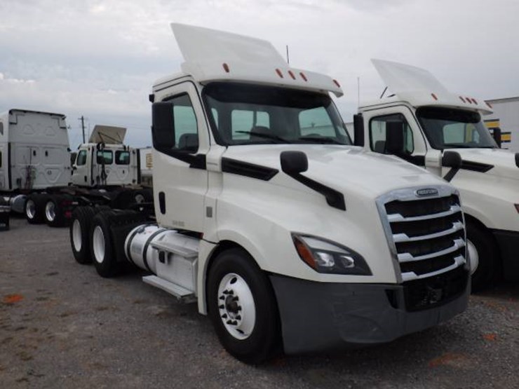 2018-freightliner-cascadia-126-image-2