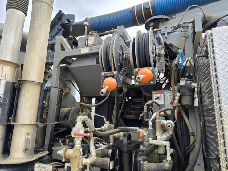 freightliner-114sd-image-24