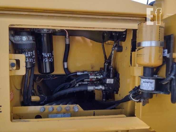 2004-deere-650h-image-38