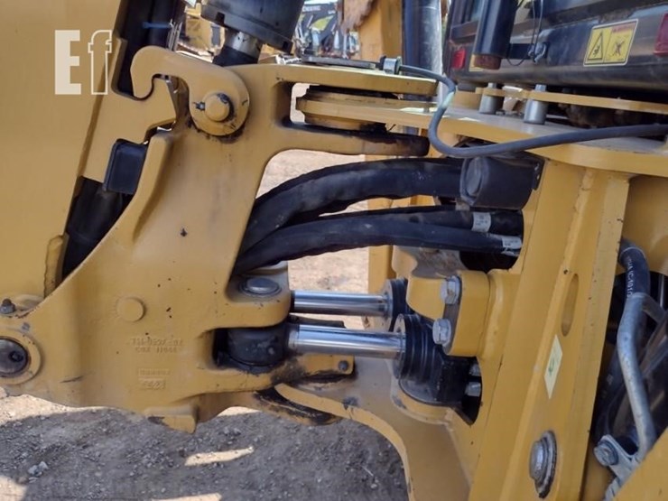 2015-caterpillar-420f-image-37