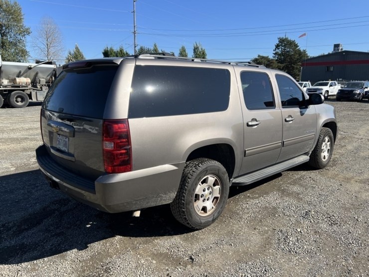 2014-chevrolet-suburban-image-4