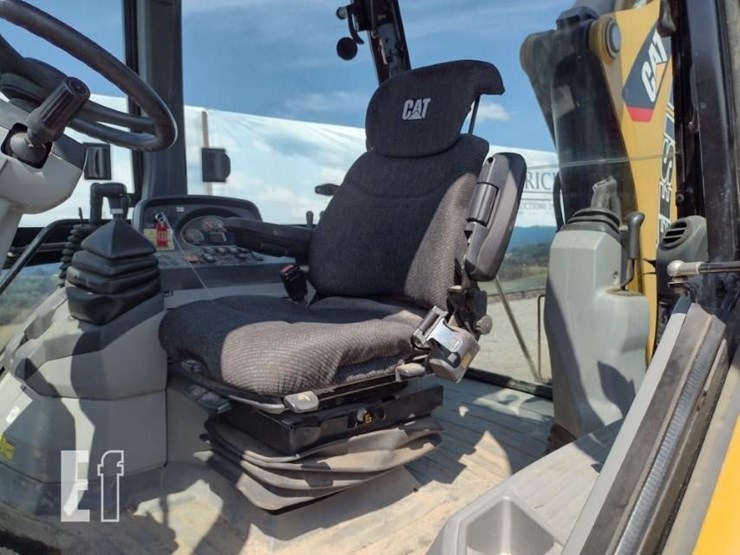 2015-caterpillar-420f-image-19