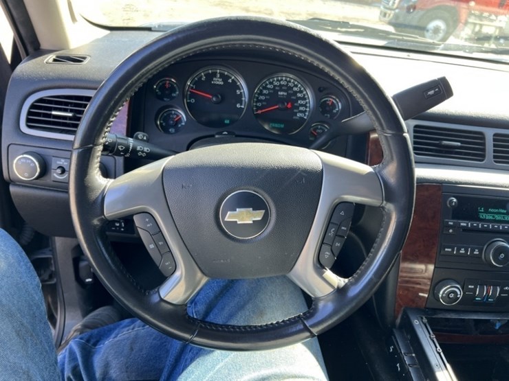 2014-chevrolet-suburban-image-29