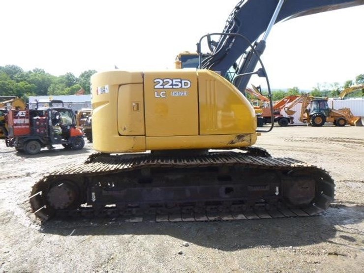 2011-deere-225d-lc-image-23