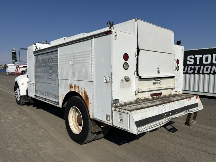 2005-peterbilt-335-image-3