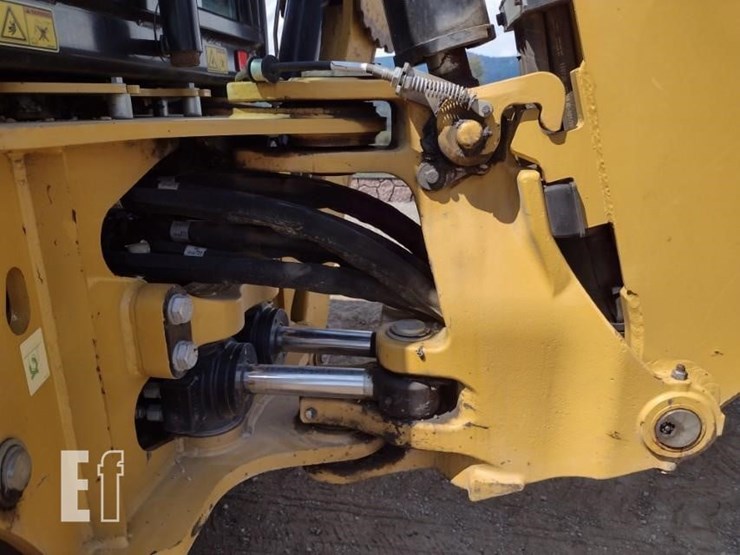 2015-caterpillar-420f-image-32