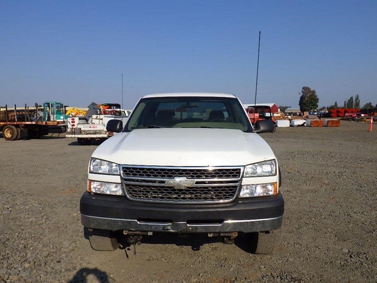 2005-chevrolet-2500hd-image-2