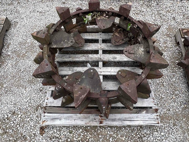 steel-wheels-w/-lugs---38"-image-2